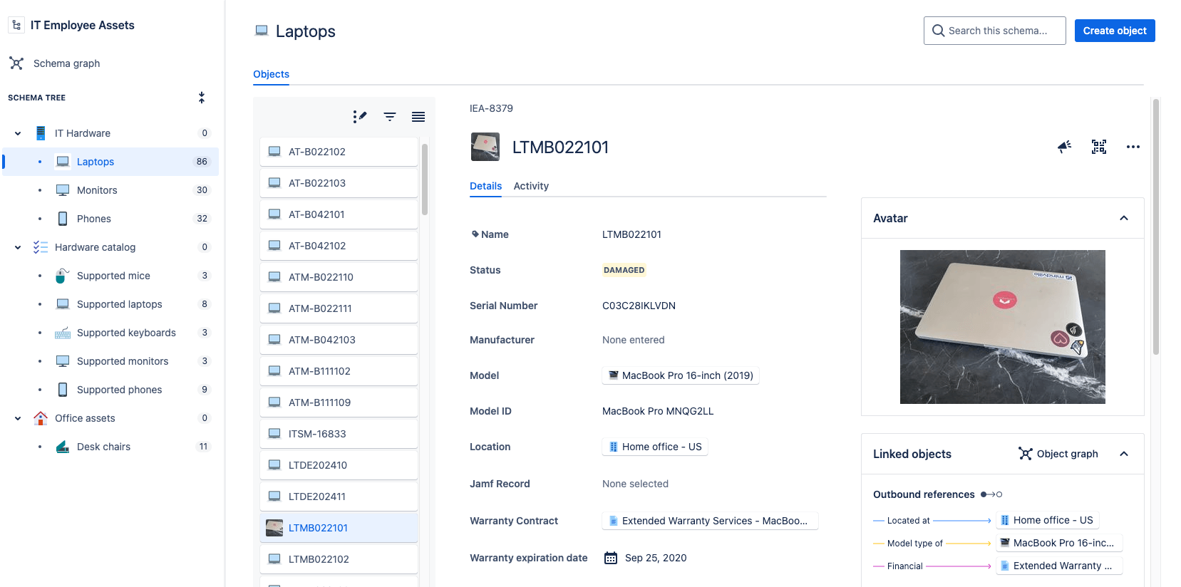 Pantalla de activos de empleados en Jira Service Management