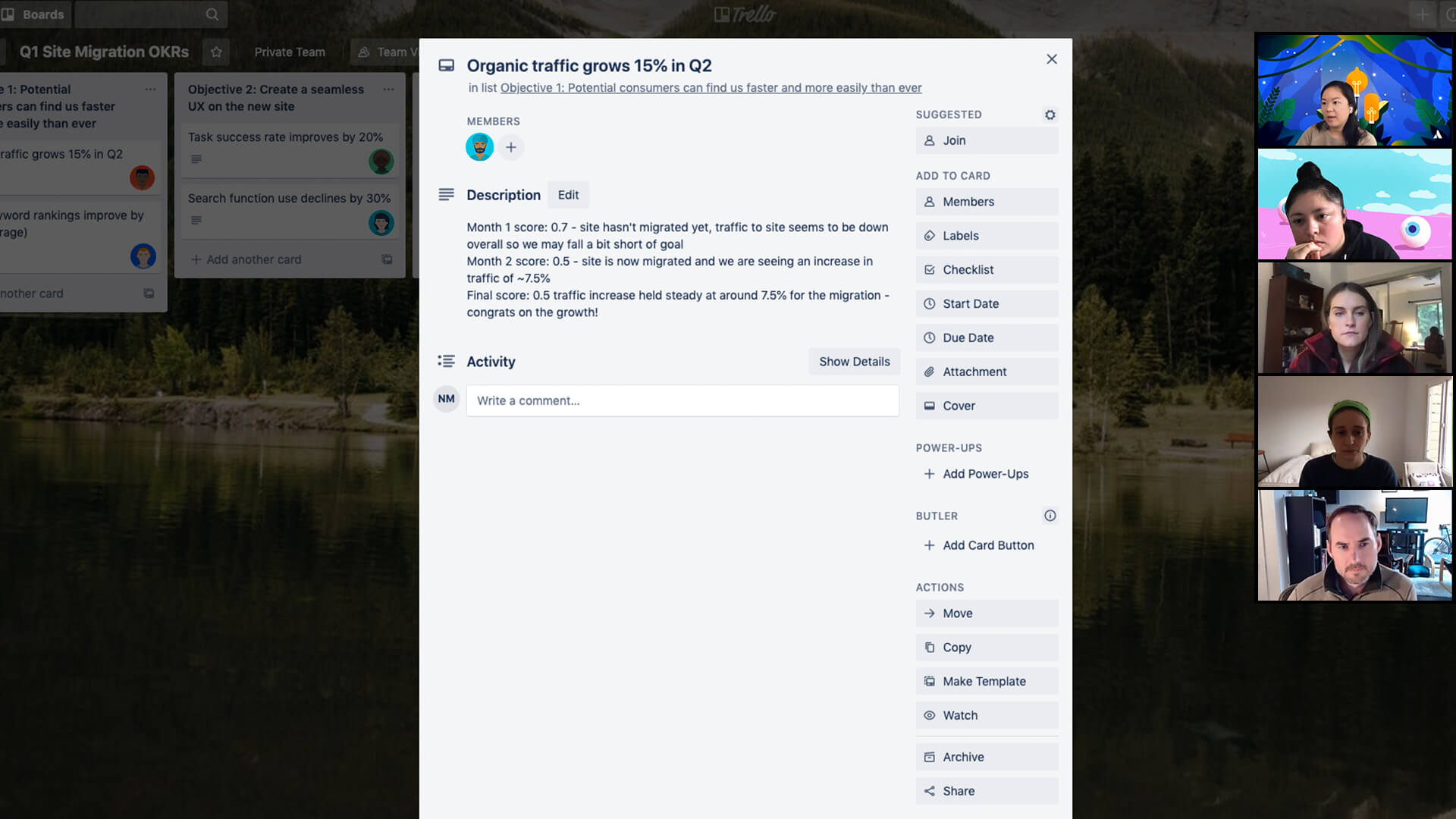 Teammitglieder, die ein Trello-Board per Videochart besprechen