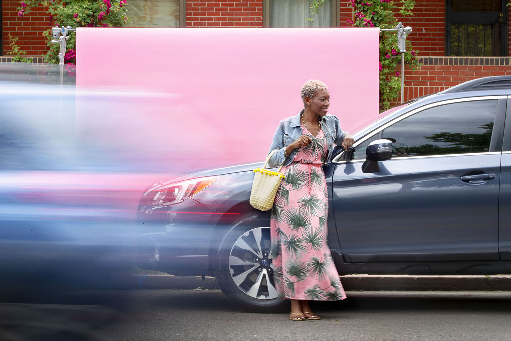 Afbeelding van een vrouw die tegen een auto aan leunt