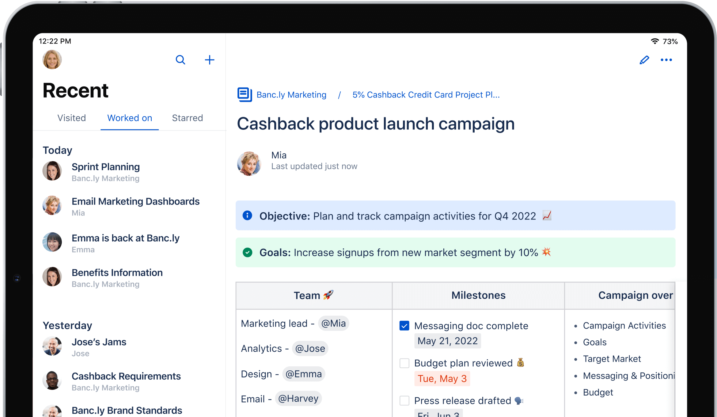 タブレットに表示された Confluence ページ