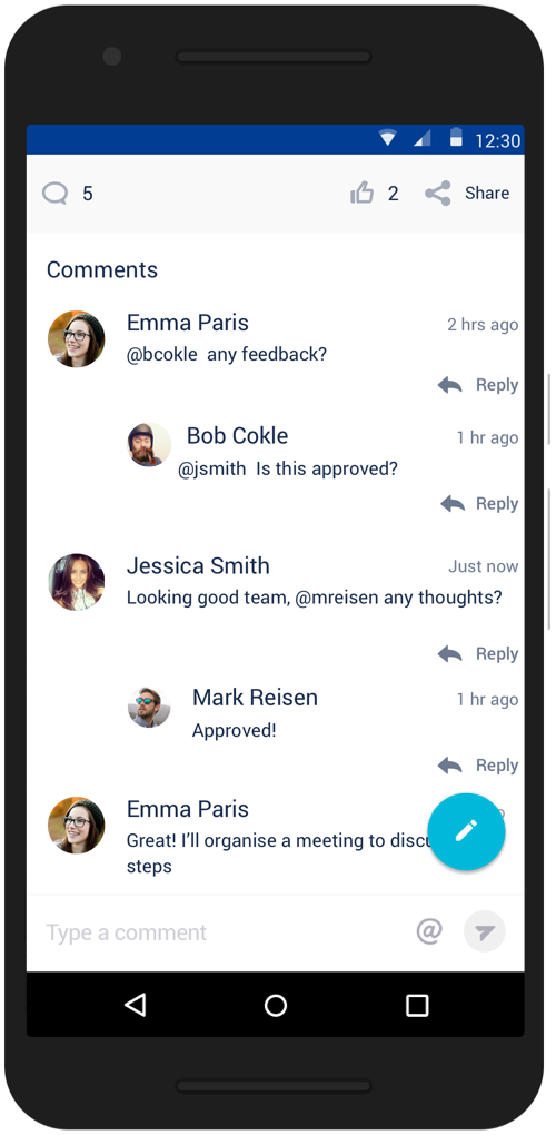 Téléphone portable sur lequel s'affichent des messages de chat concernant les commentaires et l'approbation