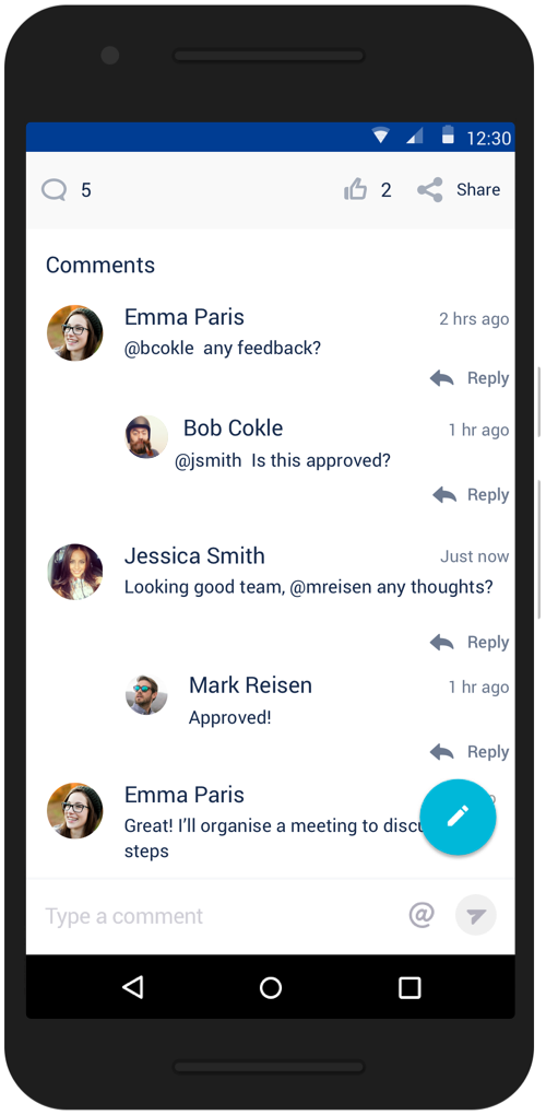 Smartphone com mensagens de bate-papo sobre feedback e aprovação