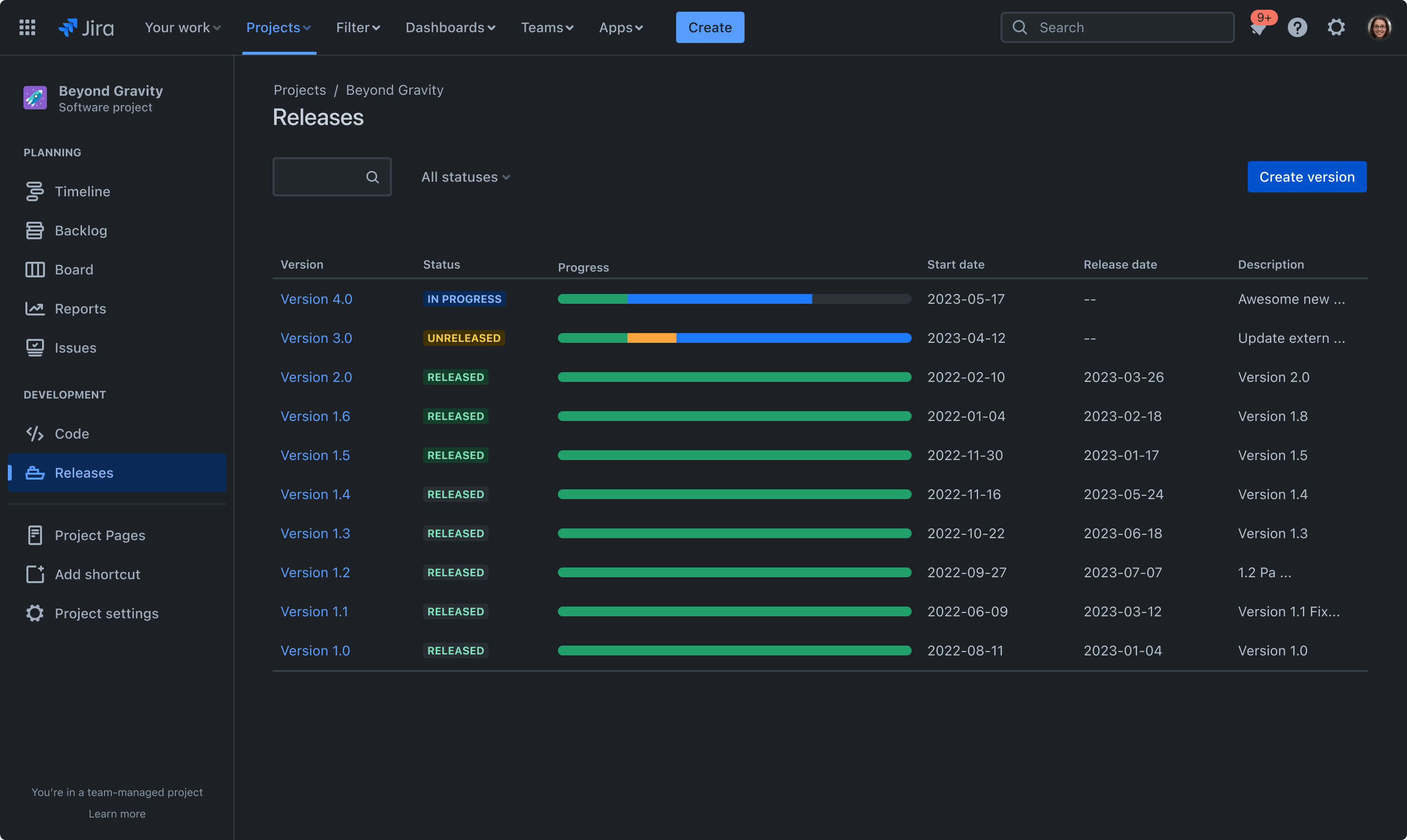 Kiadások egy Jira-projekten belül. Ez a nézet tartalmazza a verziót, az állapotot, az előrehaladást, a kezdő dátumot, a kiadási dátumot és a leírást.