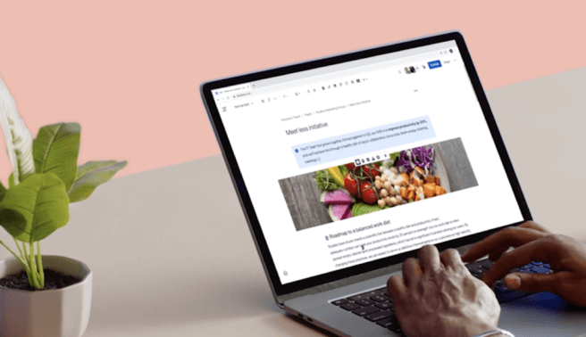 Aan het werk op een laptop