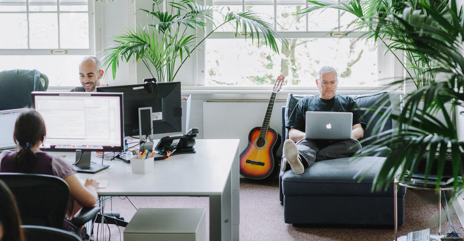 Team arbeitet in einem ungezwungenen Büro