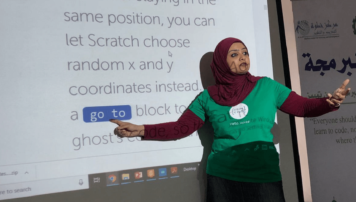 Raspberry Pi volunteer teaching young people how to code