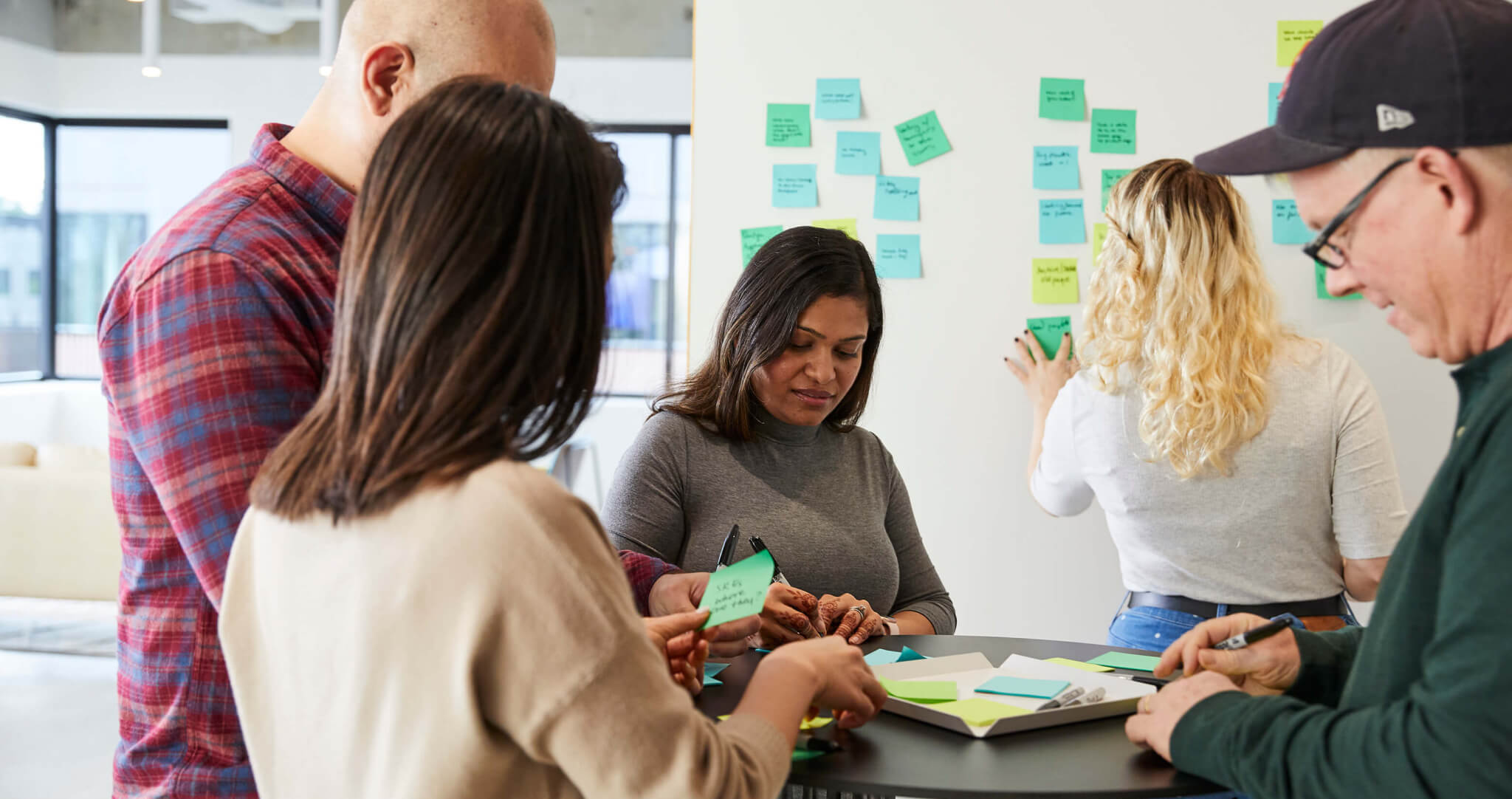 Gruppe von Atlassian-Mitarbeitern bei der Arbeit