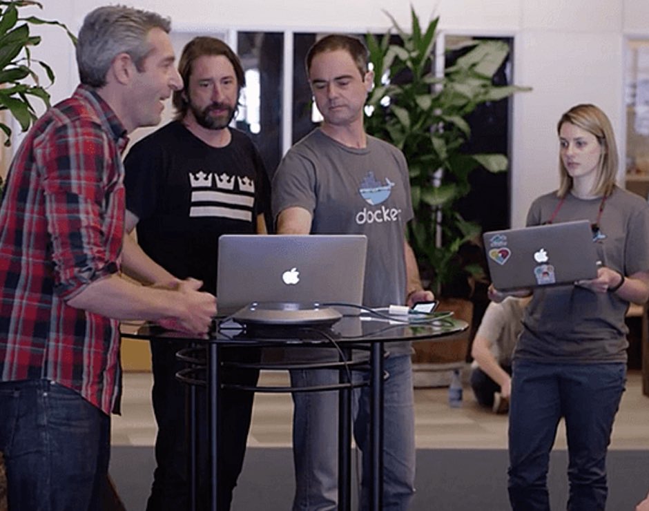 Photo d'employés de Docker travaillant autour d'un ordinateur