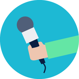 Mano sosteniendo un micrófono