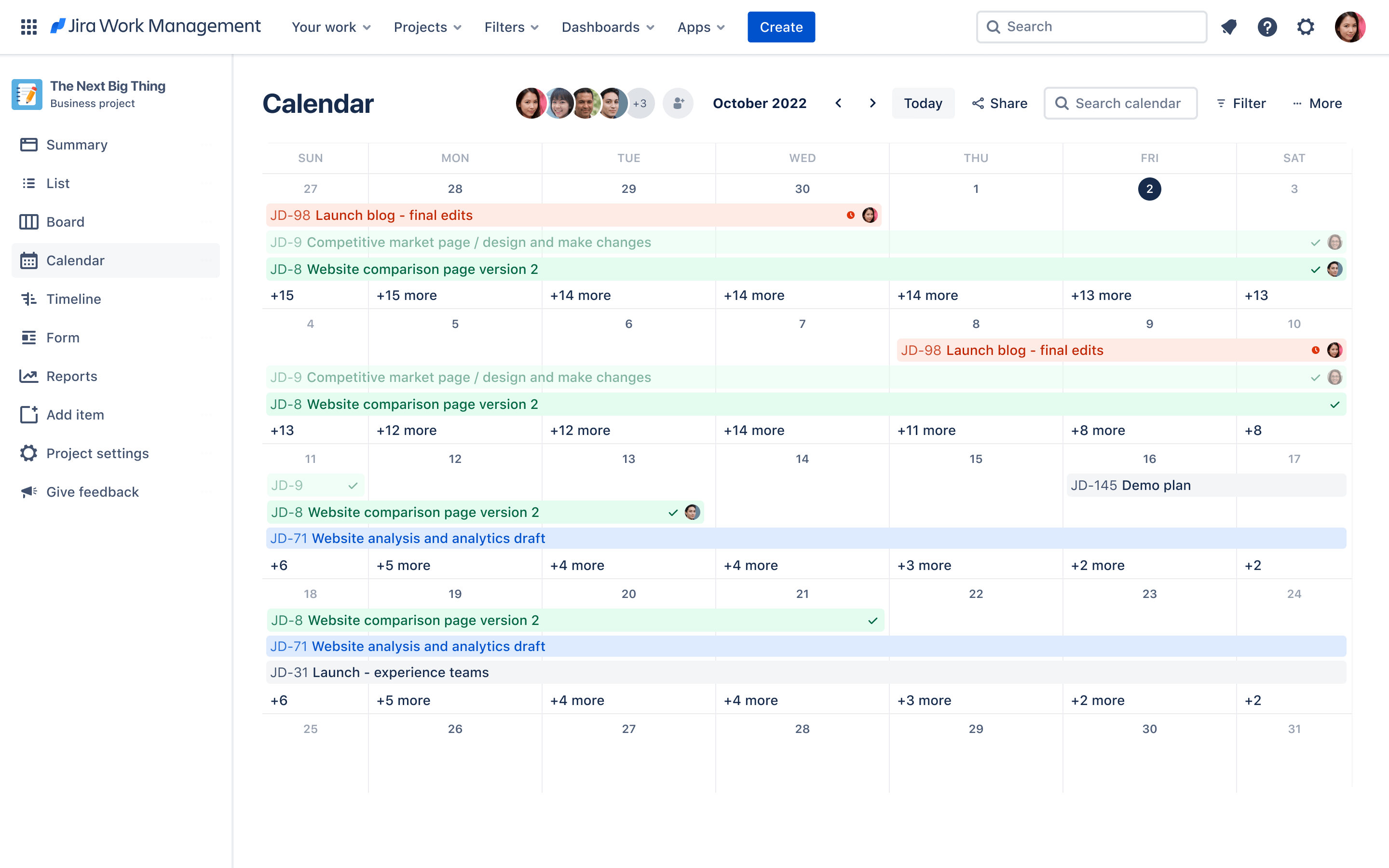 Vista de calendario de Jira Work Management en la que aparece un mes con programas, eventos y tareas en diferentes etapas de finalización y asignados a diferentes miembros del equipo.